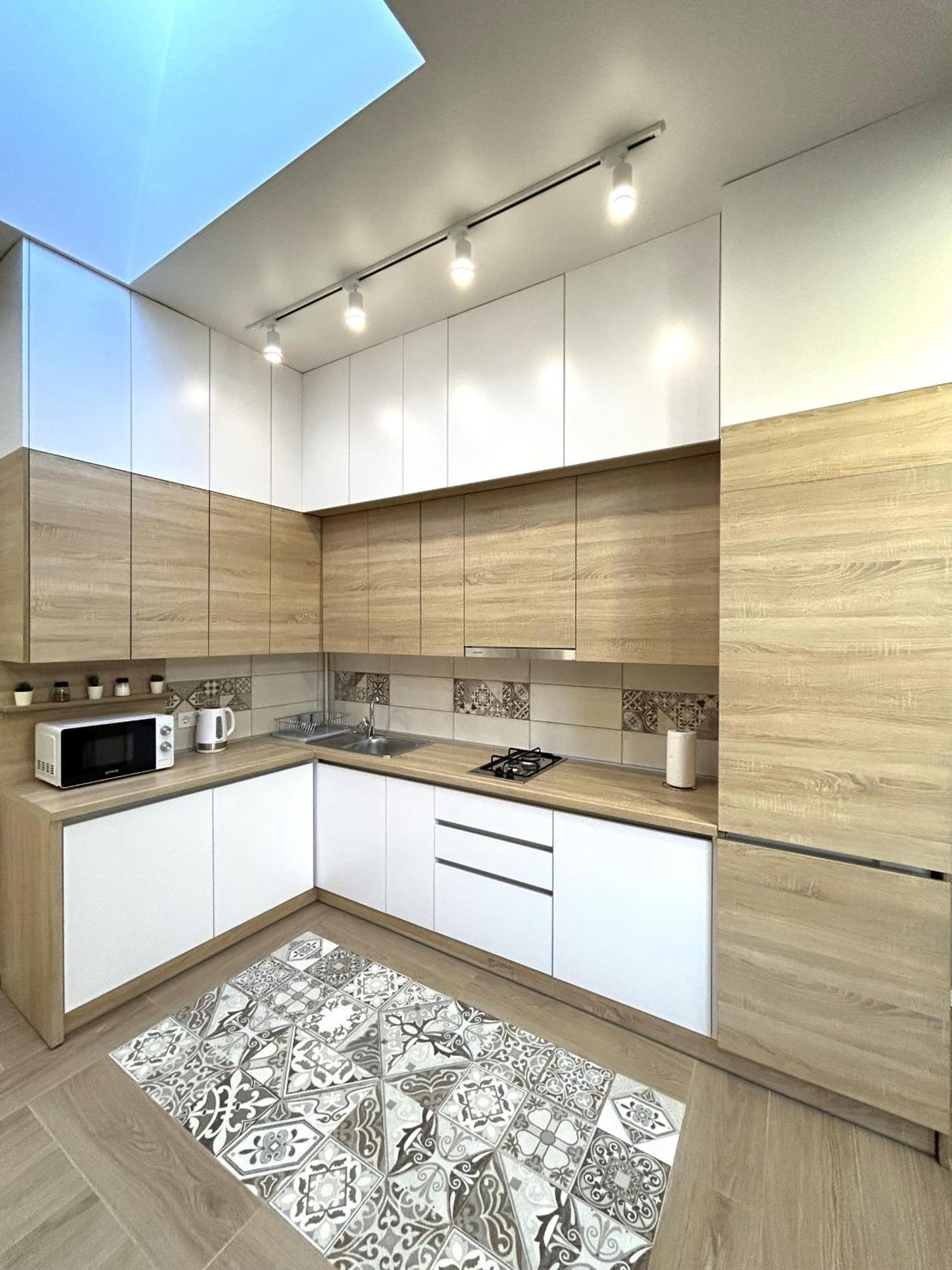 Modern Apartment In The City Center Lviv Buitenkant foto