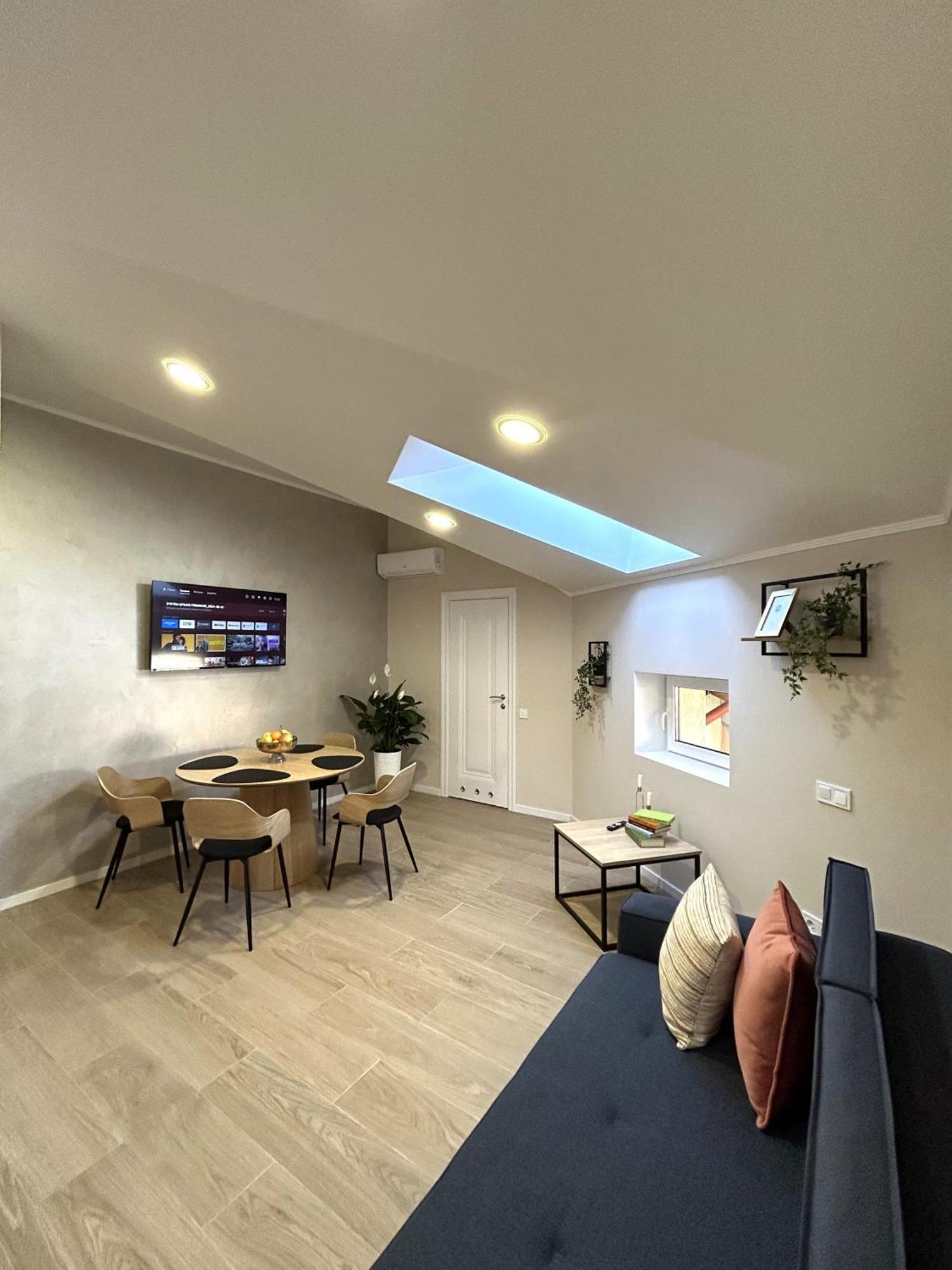 Modern Apartment In The City Center Lviv Buitenkant foto