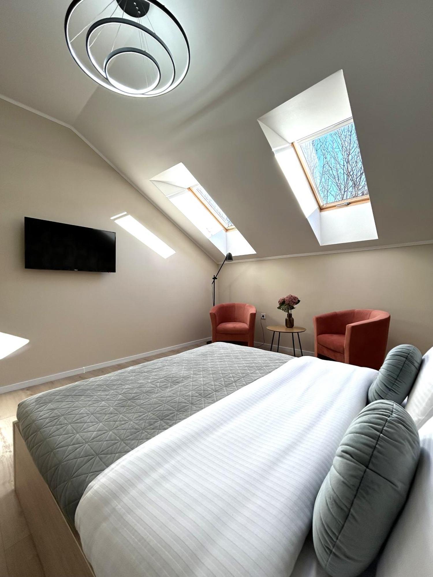 Modern Apartment In The City Center Lviv Buitenkant foto
