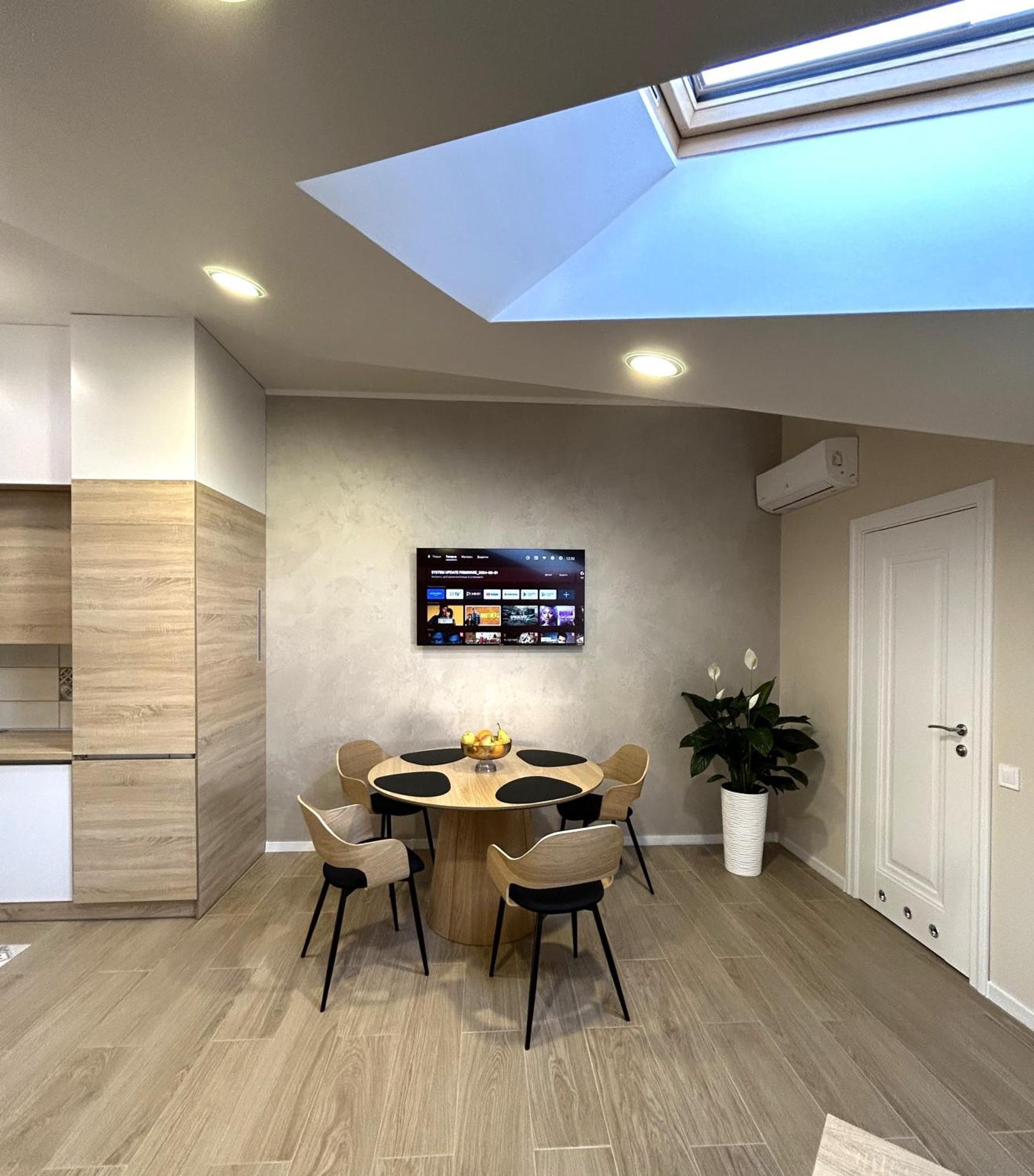 Modern Apartment In The City Center Lviv Buitenkant foto