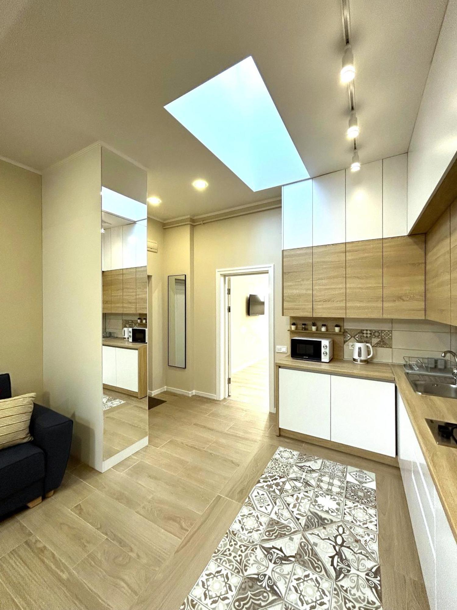 Modern Apartment In The City Center Lviv Buitenkant foto